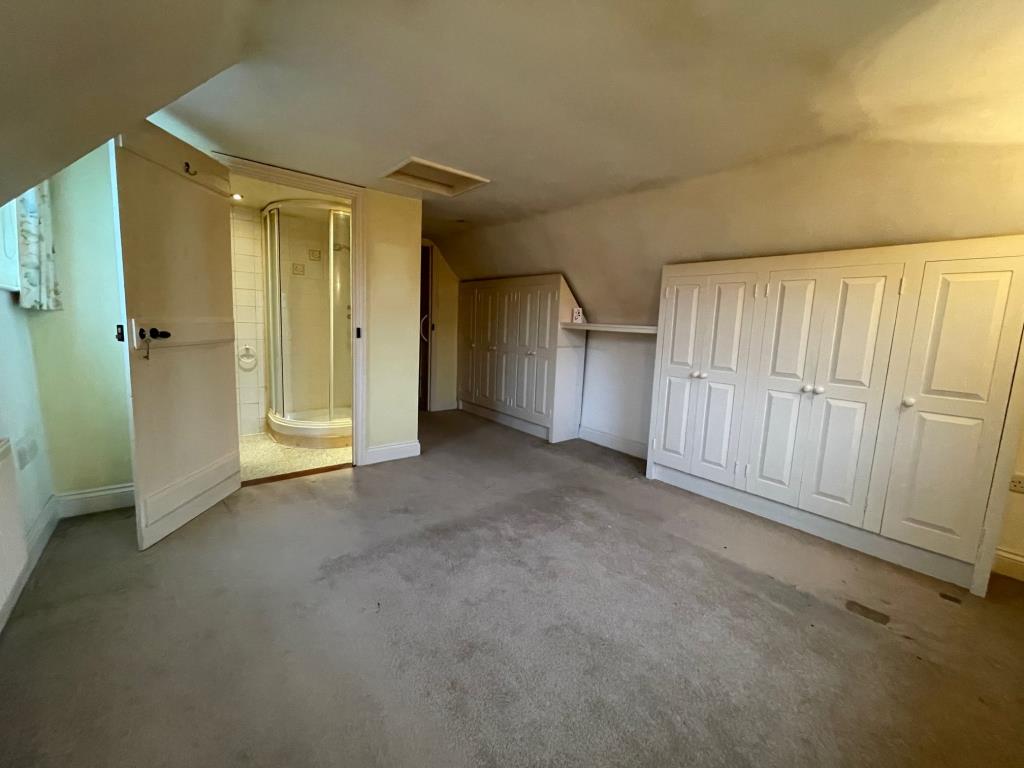 Lot: 132 - CHARACTER COTTAGE IN ESSEX VILLAGE LOCATION - Bedroom 1 with en-suite shower room